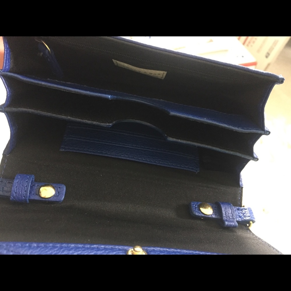 Crossbody Smartphone Wallet - Picture 3 of 7